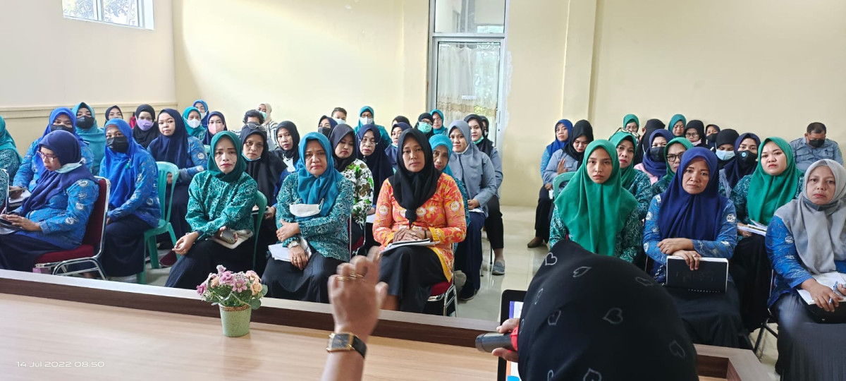 Mengikuti Orientasi TPK yang dihadiri oleh Pemerintah Kec. Bacubar, Dinas Kesehatan, Pihak BKKBN kota Parepare, TPP PKK Cappa Galung dan Pengurus Kamp. KB "Geddongnge"