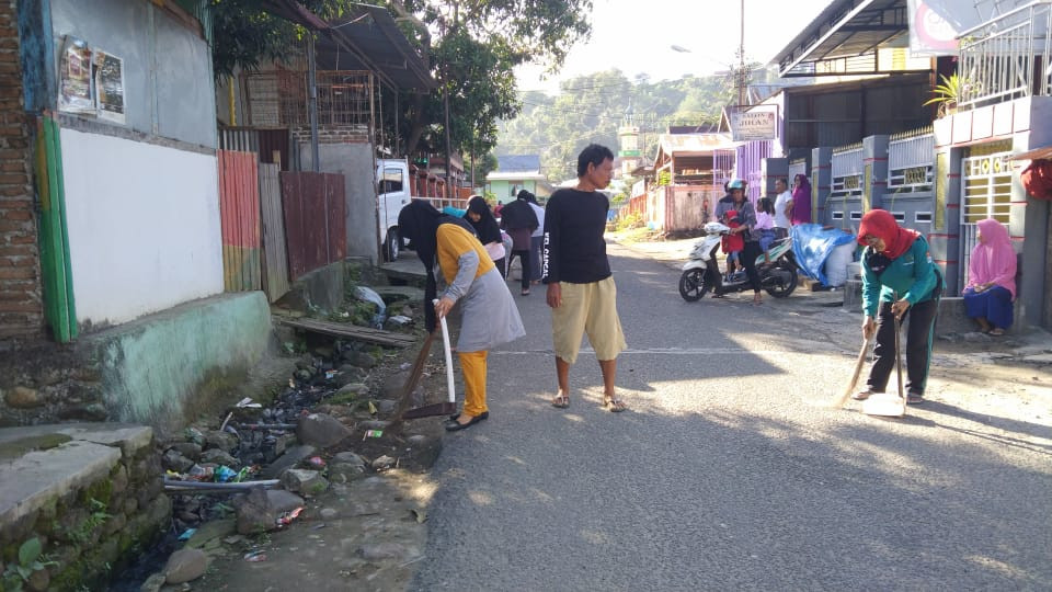 Kerja Bakti di Jln. Keterampilan RW 02 dihadiri oleh Pihak Kelurahan, Ketua LPMK, Pengurus TP PKK, RT/RW 02, dan Pengurus Kamp. KB "Geddongnge"
