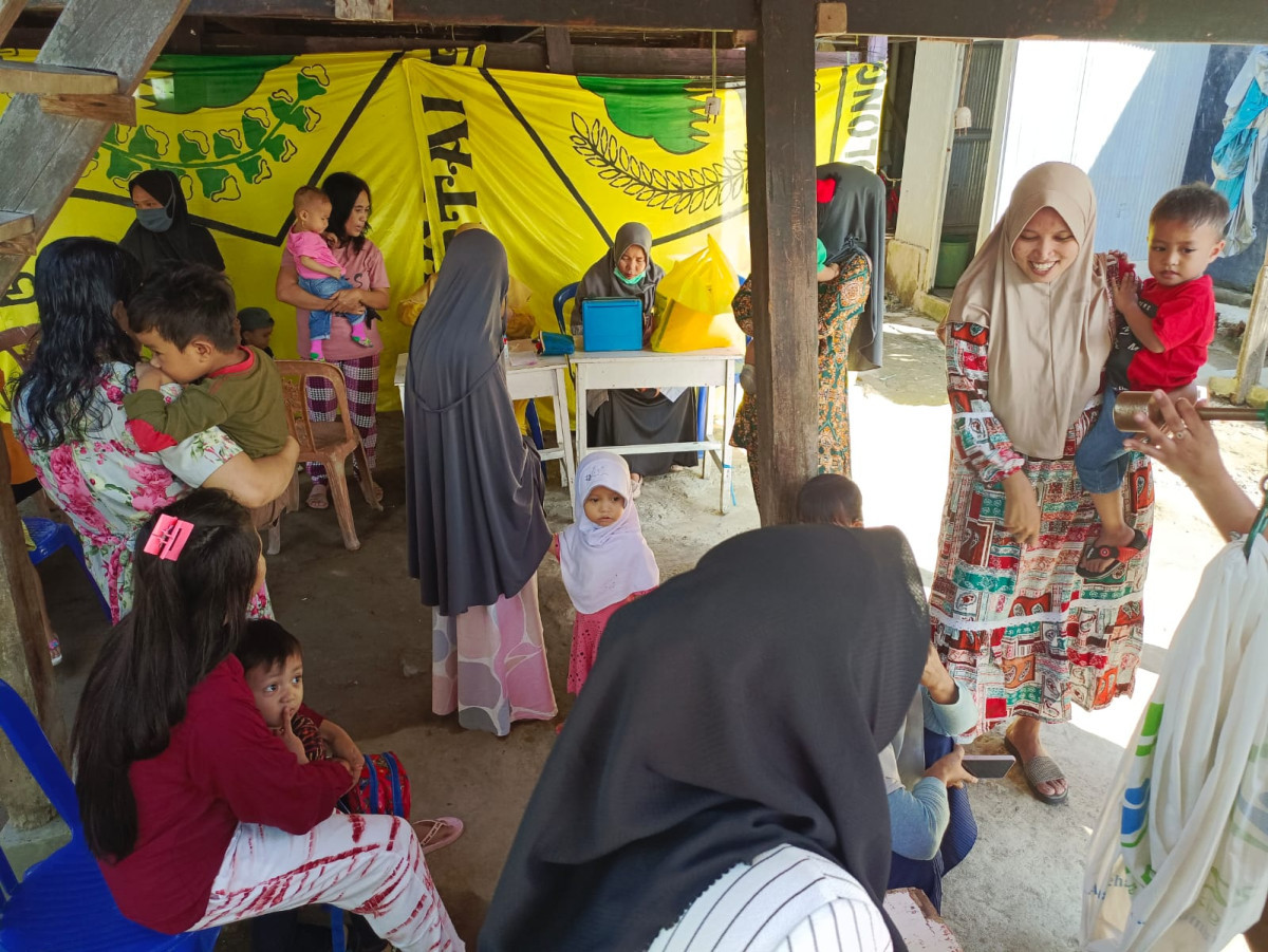 Pelaksanaan Posyandu di Cenderawasih 4 dihadiri oleh Tenaga Kesehatan Puskesmas Lumpue, Kader Posyandu, dan Pengurus Kamp. KB "Geddongnge"