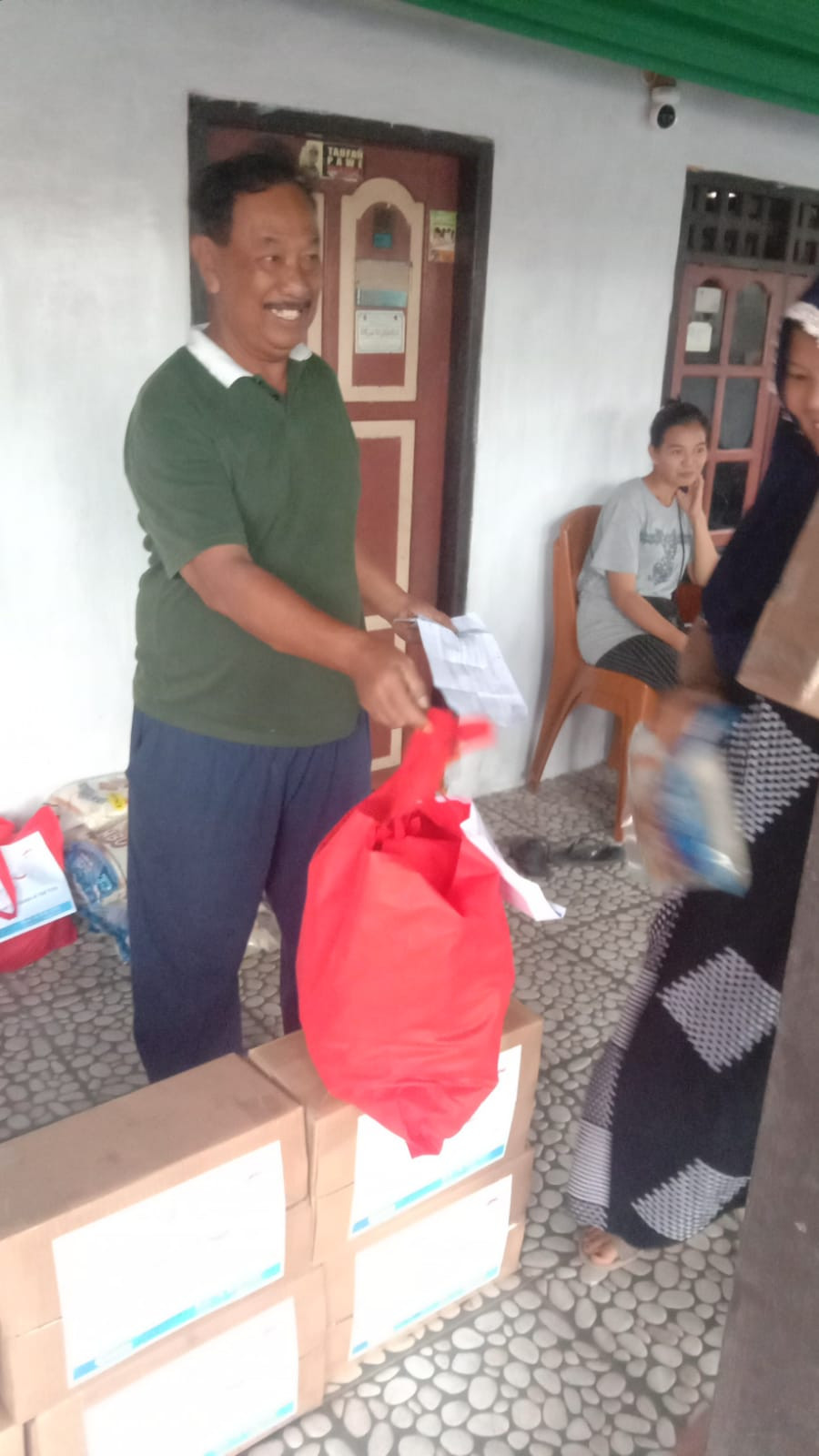 Penyerahan Bansos oleh FIF Group bersama Ketua RW 02 dan RW 03 Parepare kepada Warga Masyarakat Kurang Mampu