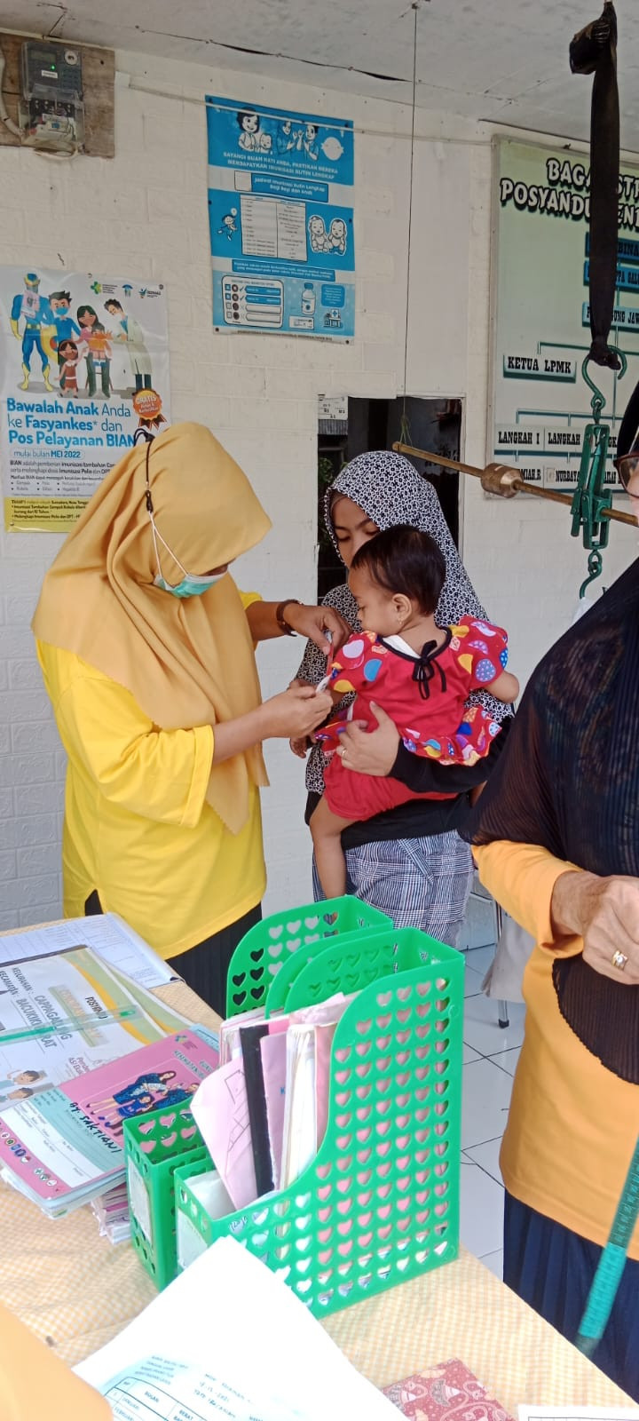 Melaksanakan Kegiatan Posyandu