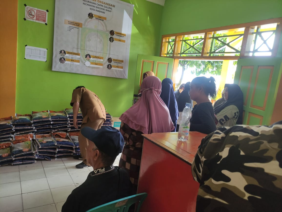 Monitoring Pembagian Sembako oleh Lurah Cappa Galung, Babikamtibmas, bersama Pengurus Kampung KB "Geddongnge" kepada Warga Kurang Mampu