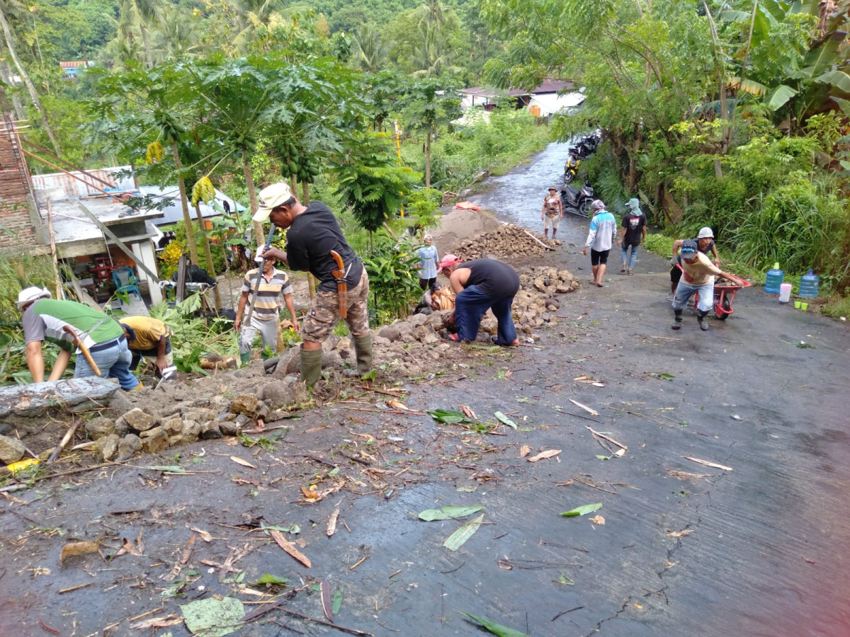 Swadaya secara Gotong Royong melakukan Perbaikan Drainase oleh Ketua RW 02, Pengurus Kamp. KB "Geddongnge" dan Warga di Jln. Keterampilan RT 01 RW 02