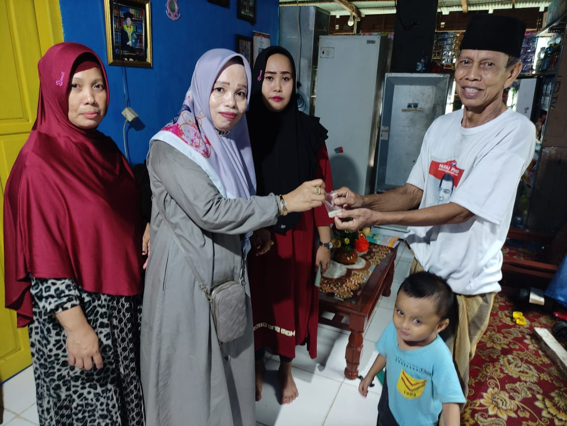 Pemeriksaan Jentik Nyamuk dan Pembagian Bubuk Abate di rumah Warga Area Jln. Pinisi RT 04 RW 03 oleh Puskesmas Lumpue bekerjasama dengan Kader Posyandu dan Pengurus Kamp. KB "Geddongnge"