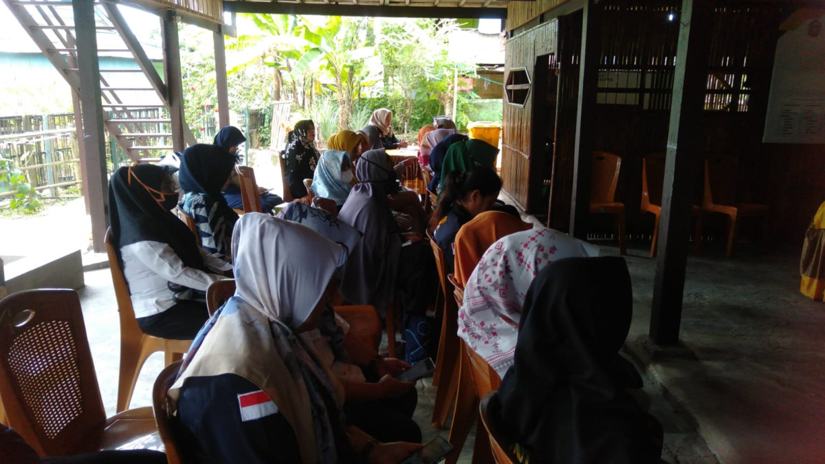 Rapat Koordinasi di Sekretariat Kamp. KB bersama Kabid. PPKBD kota Parepare, Kasi Kesra, Bidan Kelurahan, Kader Posyandu dan Pengurus Kampung KB "Geddongnge"