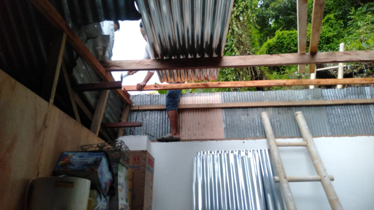 Swadaya dan Gotong Royong Perbaikan Atap Rumah Warga Terdampak Angin Kencang oleh Pengurus Kamp. KB "Geddongnge" bersama Warga Sekitar
