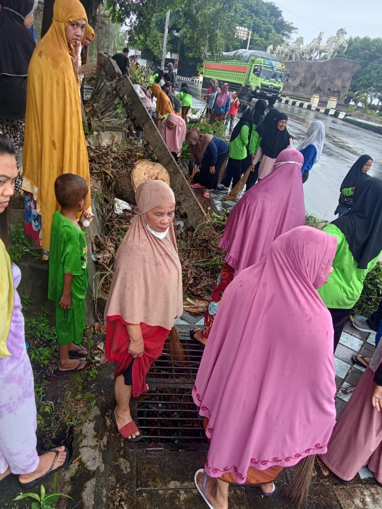 Kegiatan Kerja Bakti di Jln. Mattirotasi yang dihadiri oleh Peserta Penerima PKH beserta organisasi sosial dan kepemudan dan berbagai elemen masyarakat termasuk Pengurus Kamp. KB "Geddongnge"