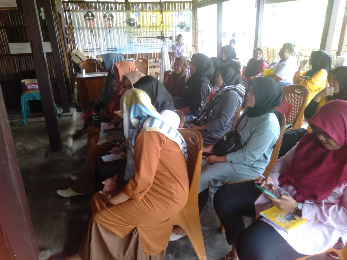 Rapat Koordinasi di Sekretariat Kamp. KB bersama Camat, Lurah, LPMK, Kapus Lumpue, TP PKK, Bidan Kelurahan, Kader Posyandu dan Pengurus Kampung KB "Geddongnge"