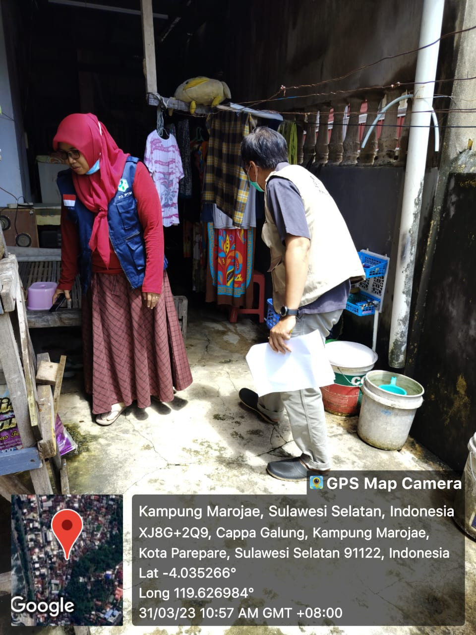 Pemberian Edukasi dan Screening Rumah Warga Terdampak Malaria oleh Ketua Tim, Surveillance, Laboran, Bidan Kelurahan, Ketua RT 01 RW 05 dan Pengurus Kamp. KB "Geddongnge"