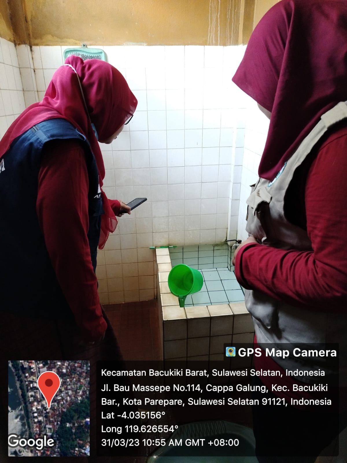 Pemberian Edukasi dan Screening Rumah Warga Terdampak Malaria oleh Ketua Tim, Surveillance, Laboran, Bidan Kelurahan, Ketua RT 01 RW 05 dan Pengurus Kamp. KB "Geddongnge"