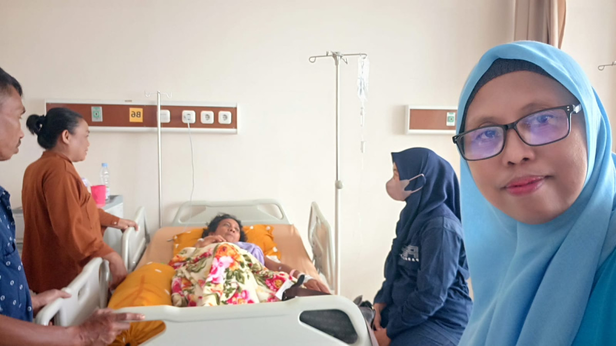 Penyerahan Bantuan BNPT kepada Pasien Kanker Serviks oleh Kasi Kesra bersama dengan Ketua RT 01 RW 05 dan Pengurus Kamp. KB "Geddongnge"