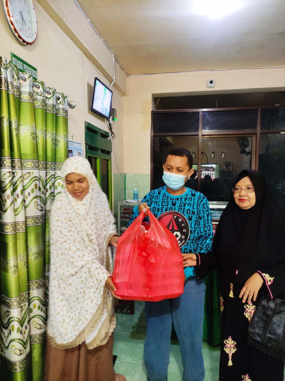 Penyerahan Bantuan Hidangan Buka Puasa Kader Kamp. KB ke Panti Asuhan