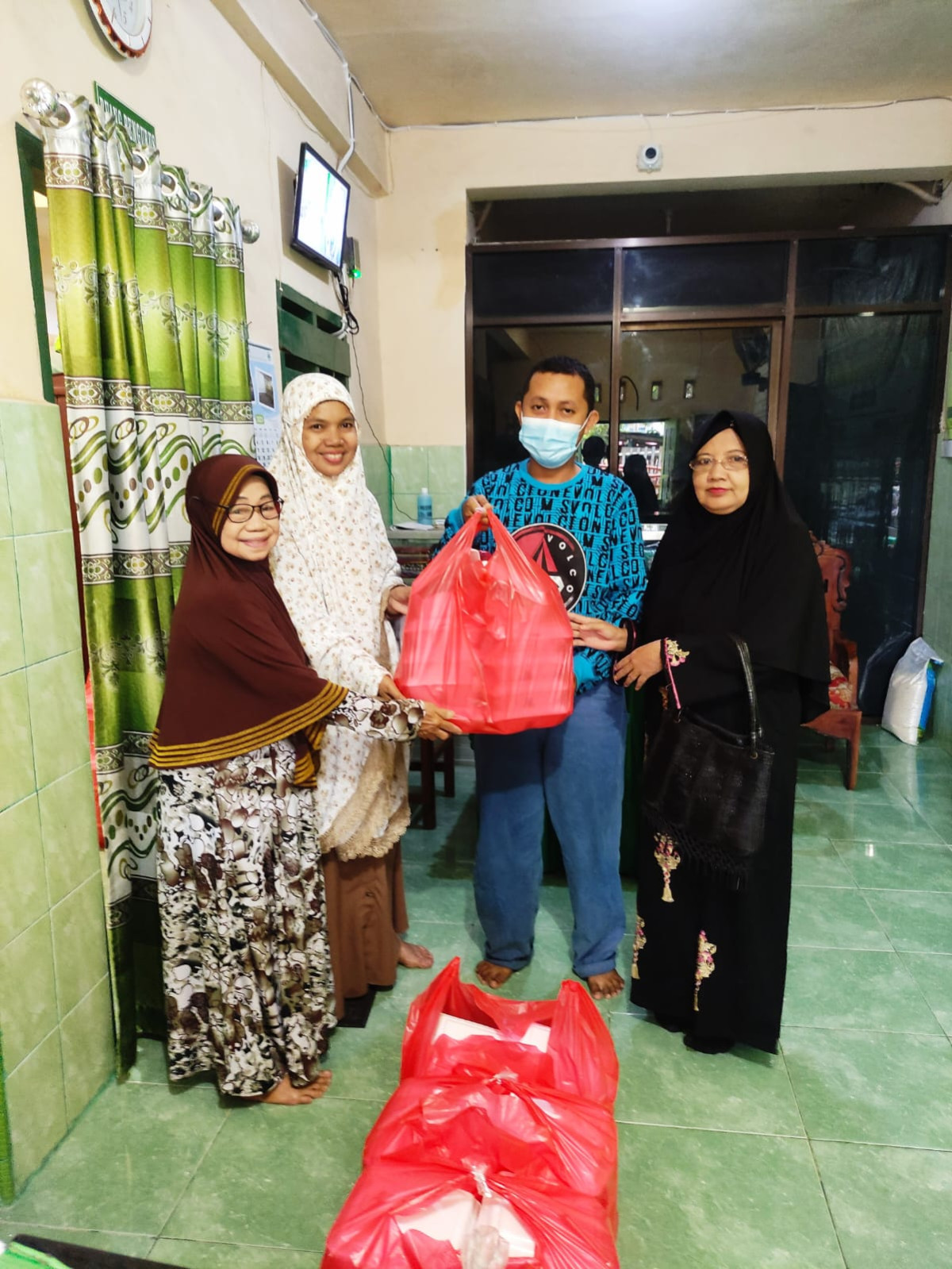 Penyerahan Bantuan Menu Buka Puasa di Panti Asuhan Abadi oleh Pengurus Kamp. KB "Geddongnge" kepada Pengurus dan Anak Panti Asuhan