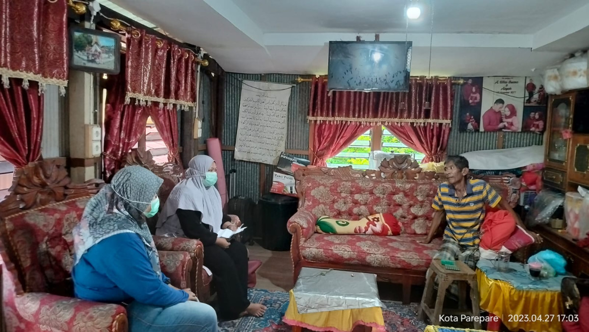 Monitoring dan Kontrol Obat Pasien TBC oleh Kasi Kesra, Bidan Kelurahan bersama Pengurus Kamp. KB "Geddongnge"