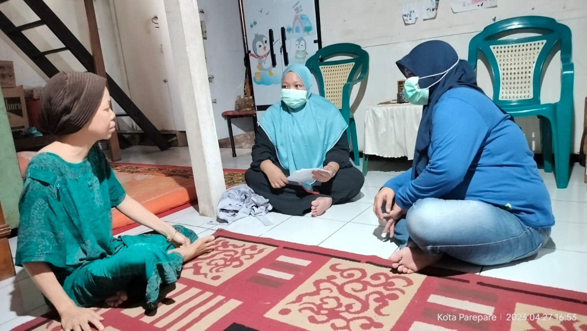 Monitoring dan Kontrol Obat Pasien TBC oleh Kasi Kesra, Bidan Kelurahan bersama Pengurus Kamp. KB "Geddongnge"