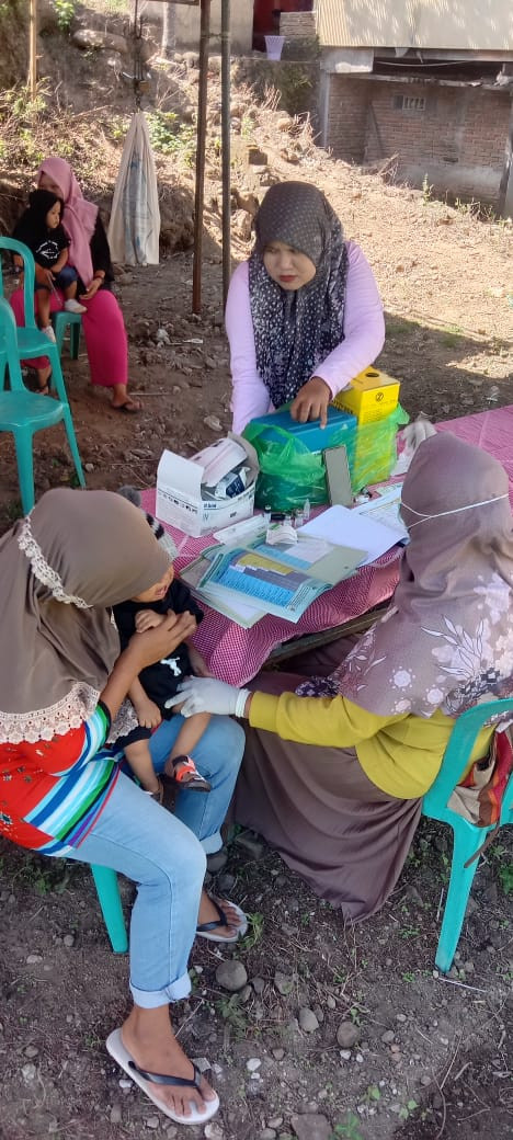 Melaksanakan Kegiatan Posyandu yang dihadiri oleh Pihak Puskesmas Lumpue, Tenaga Kesehatan, Ketua TP PKK Cappa Galung, Bidan Kelurahan, Kader Posyandu dan Kader Kamp. KB "Geddongnge"