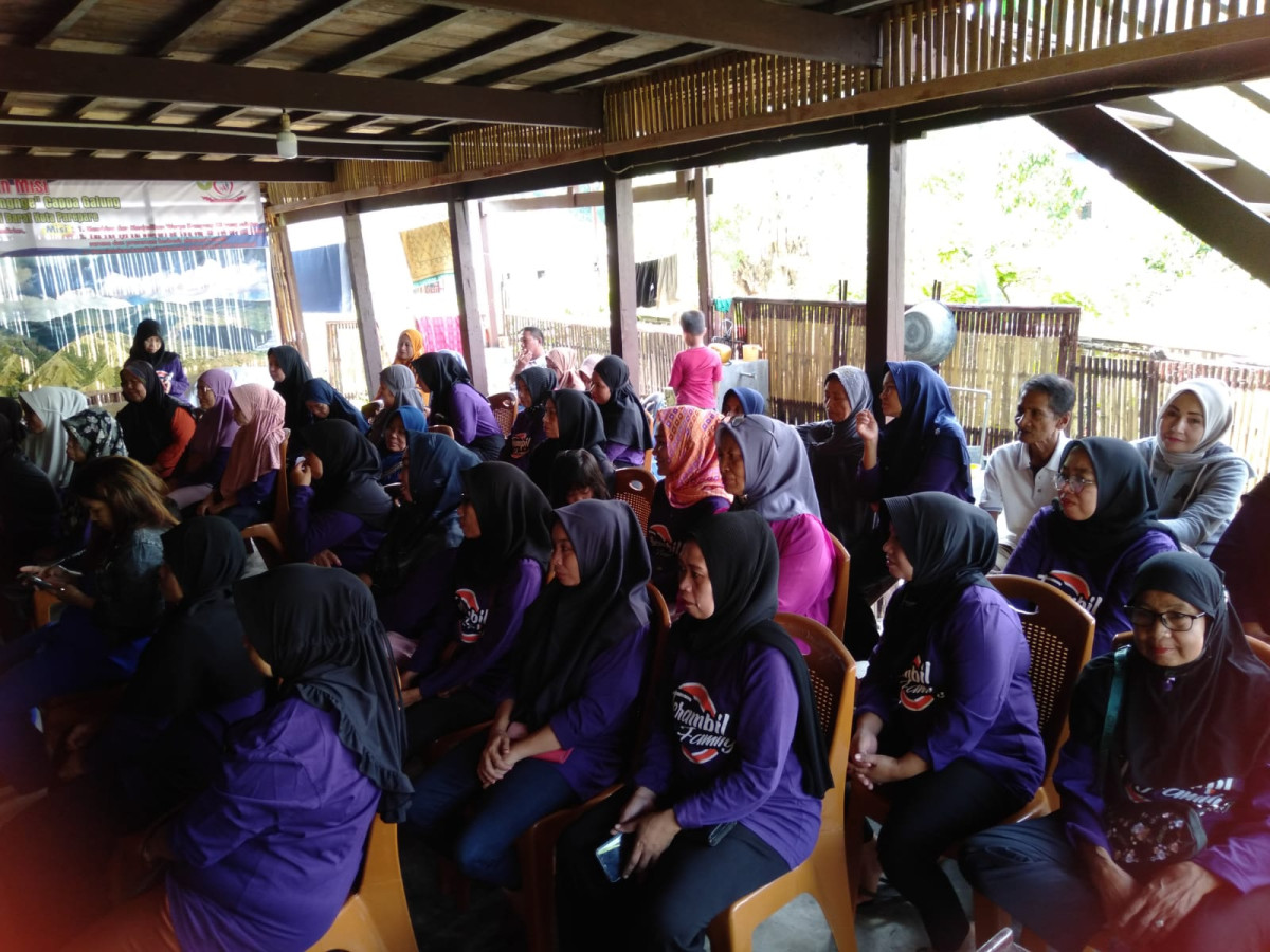 Melaksanakan Pendampingan PKH khususnya terkait Masalah Penegakan PHBS yang dihadiri oleh Dinas Sosial, Lurah Cappa Galung, Ketua RT dan RW 02, kader Kamp. KB ""Geddongnge" serta para warga RW 02