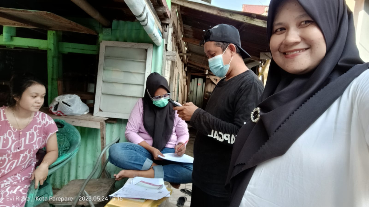 Melakukan Pendampingan TPK Stunting yang dihadiri oleh Bidan Kelurahan, Kader TPK Stunting, Kader Kamp. KB "Geddongnge" beserta warga