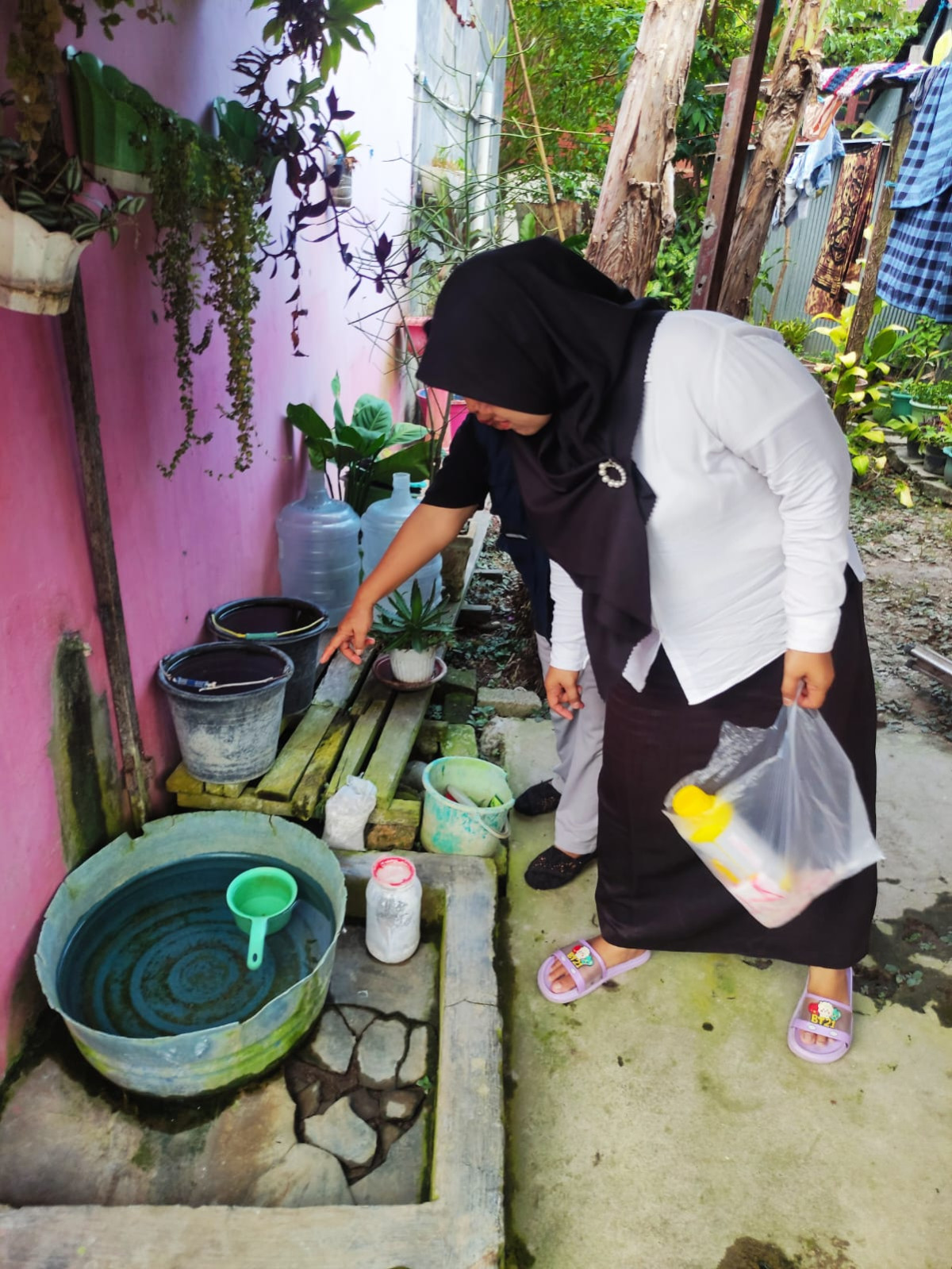 Melakukan Screening dan Edukasi Pemberatasan Sarang Nyamuk oleh Kasi Kesling, Bidan Kelurahan, Kasi Kesra kelurahan Cappa Galung, Pengurus FKS Capgal dan Kader Kamp. KB "Geddongnge"