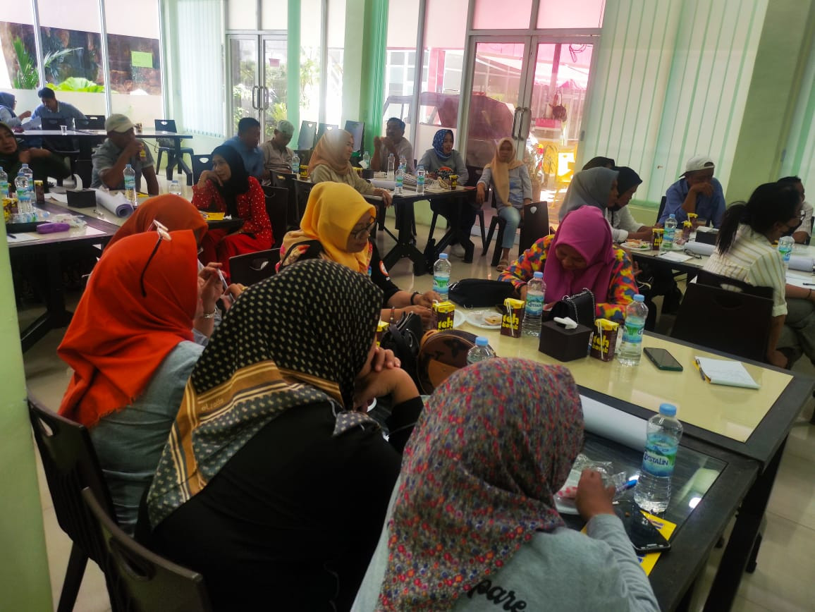 Mengikuti RTL Kelompok Konstituen dalam Rangka Juknis Perlindungan Sosial yang dihadiri oleh Ketua YLP2EM, Dinas Sosial, kader Klp. Konstituen Kartinidan Kader Kamp. KB "Geddongnge"