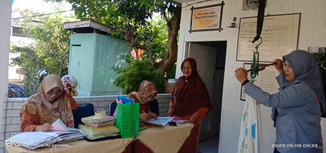 Pelaksanaan Posyandu di Cenderawasih 5 dihadiri oleh Tenaga Kesehatan Puskesmas Lumpue, Kader Posyandu, dan Pengurus Kamp. KB "Geddongnge"