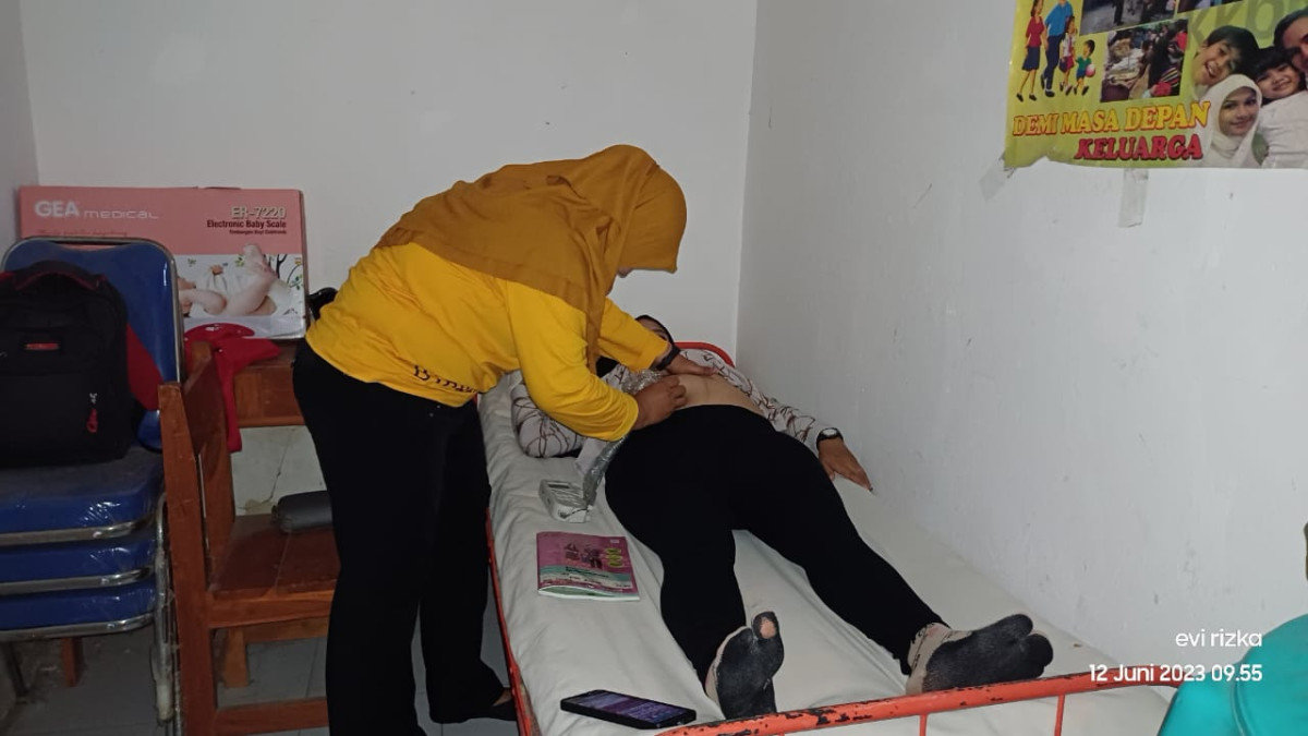 Pelaksanaan Posyandu di Cenderawasih 3 dihadiri oleh Tenaga Kesehatan Puskesmas Lumpue, Kader Posyandu, dan Pengurus Kamp. KB "Geddongnge"