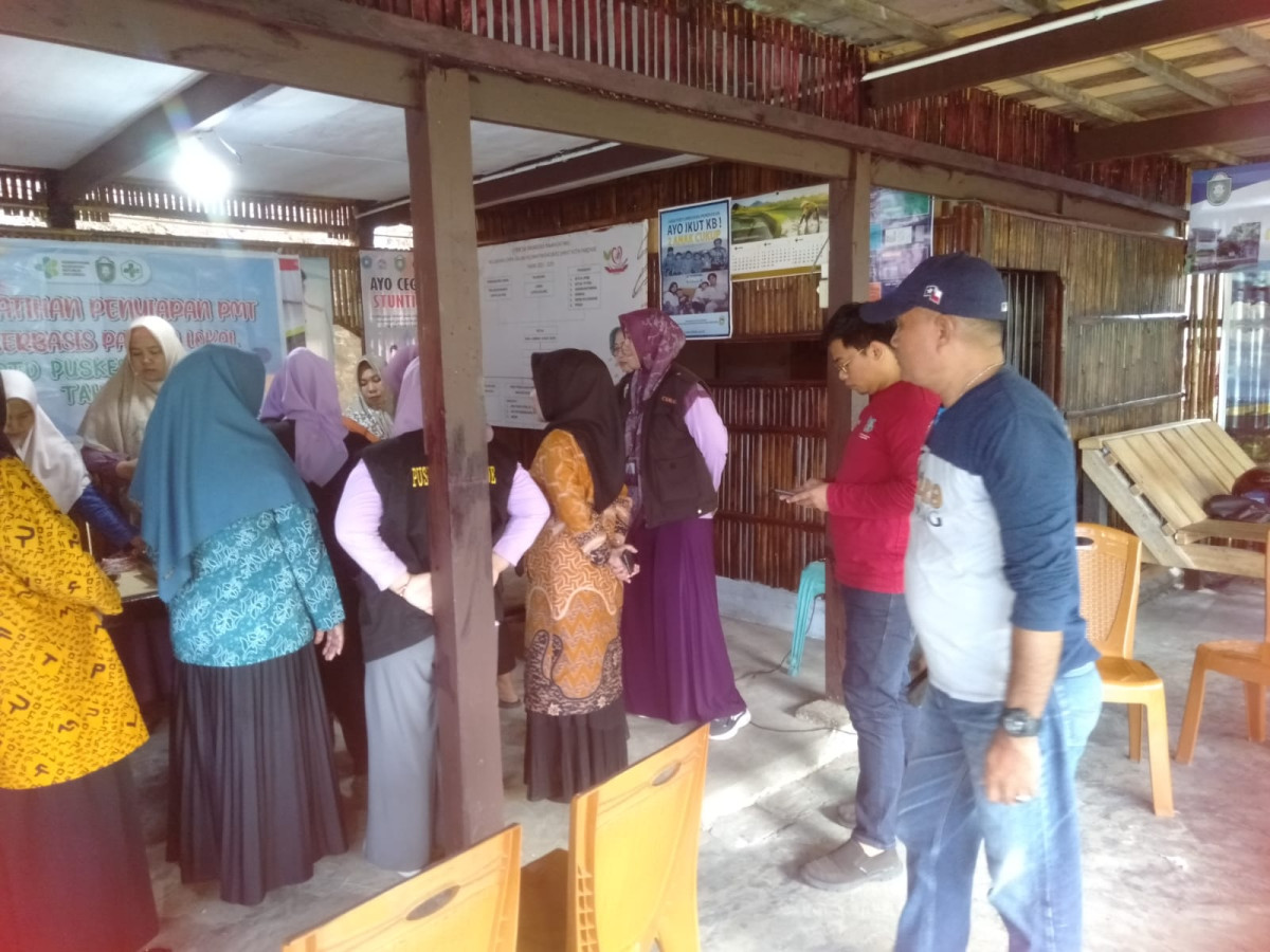 Pelatihan Pemberian PMT oleh Kadis Capil, Camat, Lurah, Kepala UPTD Puskesmas Lumpue, Bidan Kelurahan, Ketua TP. PKK, Kader Posyandu dan Kader Kamp. KB "Geddongnge"Stunting Cappa Galung, Bidan Kelurahan Cappa Galung dan Pengurus Kamp. KB "Geddongnge"