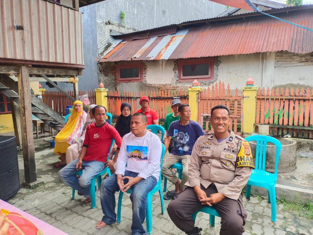 Mengikuti Kegiatan Jum'at Curhat yang dihadiri oleh Bapak Kapolsek Bacukiki, Babinkamtibmas Cappa Galung, Ketua LPMK, Ketua RW 01, ketua RT 01 RW 01, kader Kamp. KB "Geddongnge" beserta warga masyarakat sekitar RT 01 RW 01