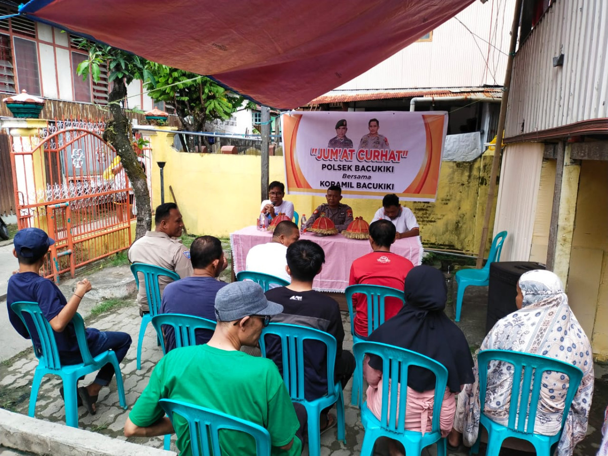 Mengikuti Kegiatan Jum'at Curhat yang dihadiri oleh Bapak Kapolsek Bacukiki, Babinkamtibmas Cappa Galung, Ketua LPMK, Ketua RW 01, ketua RT 01 RW 01, kader Kamp. KB "Geddongnge" beserta warga masyarakat sekitar RT 01 RW 01