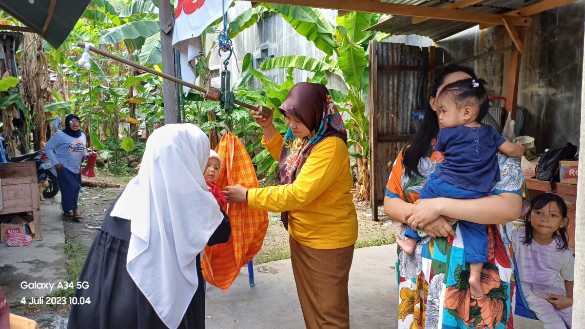 Pelaksanaan Posyandu di Cenderawasih 6 dihadiri oleh Tenaga Kesehatan Puskesmas Lumpue, Kader Posyandu, dan Pengurus Kamp. KB "Geddongnge"
