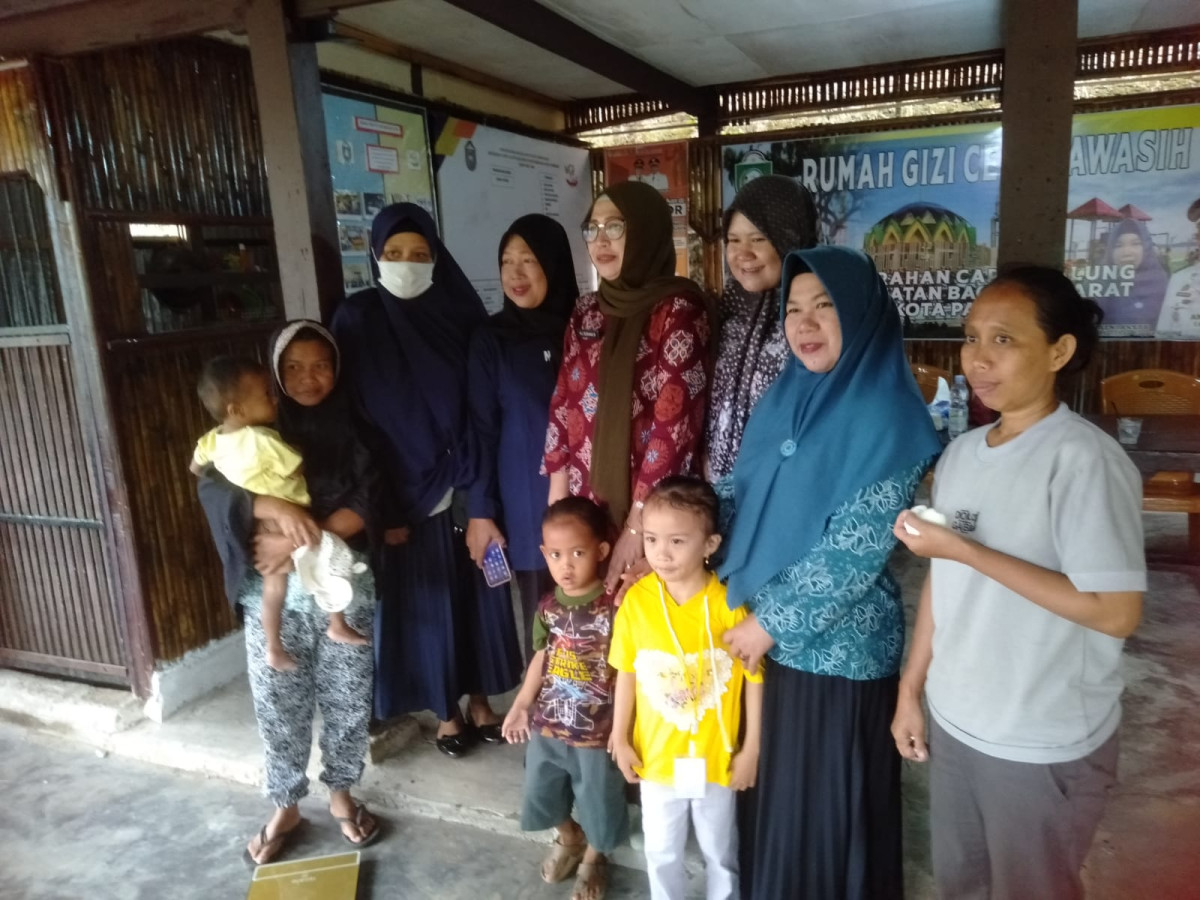 Pemberian Makanan Tambahan oleh Kadis Disdukcapil bersama Lurah, Ketua TP. PKK Cappa Galung, Bidan Kelurahan, Kader Posyandu, Ketua RW dan RW, dan Kader Kamp. KB "Geddongnge"