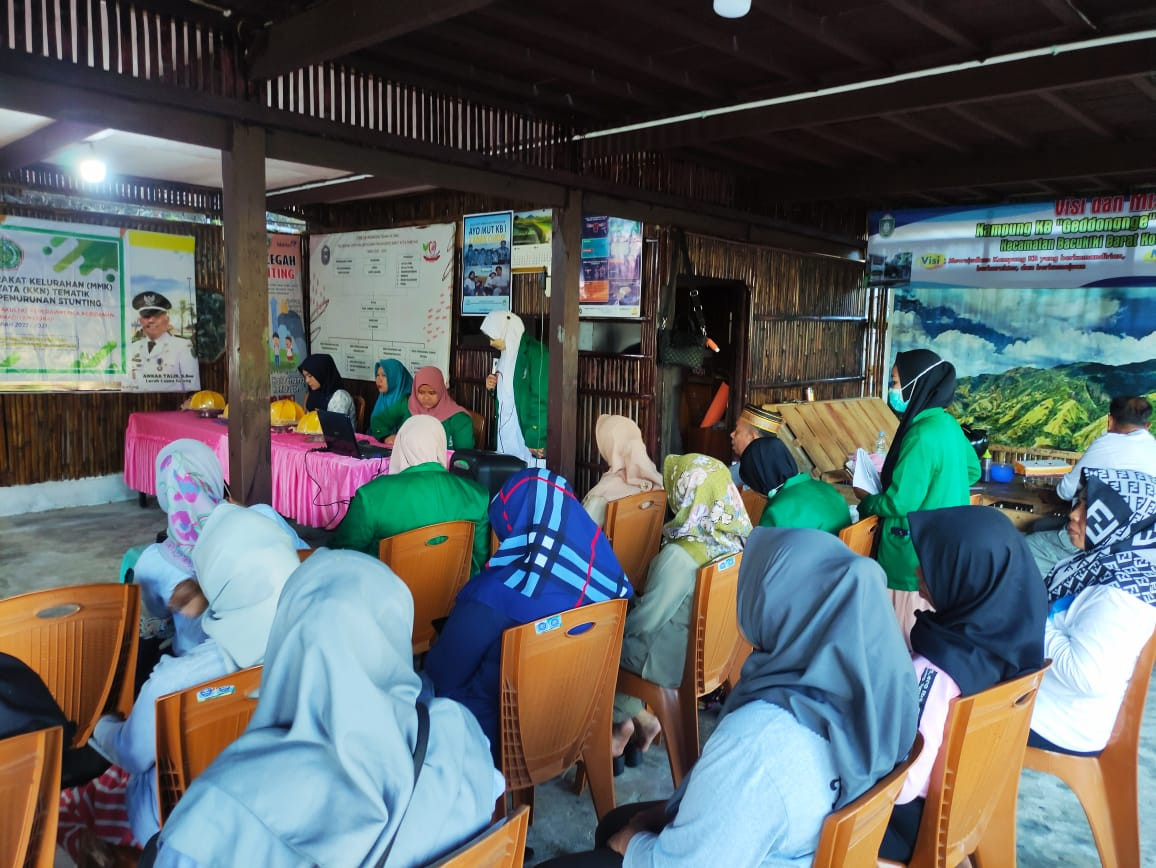 Monitoring Muskel Mahasiswa KKN Institut Ilmu Kesehatan Sidrap dihadiri oleh Lurah, Ketua TP. PKK, Ketua RT dan RW, Ketua FKS, Kader Kamp. KB "Geddongnge" dan Mahasiswa KKN Institut Ilmu Kesehatan Sidrap