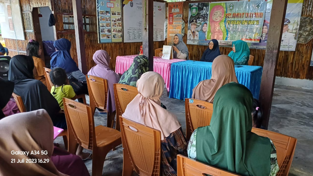 Melaksanakan Kelas Ibu Hamil yang dihadiri oleh Tenaga Kesehatan UPTD Puskesmas Lumpue, Bidan Kelurahan, Ketua TP. PKK Cappa Galung, Kader Posyandu, Kader Kamp. KB "Geddongnge", Mahasiswa KKN Tematik UNHAS dan para Ibu Hamil