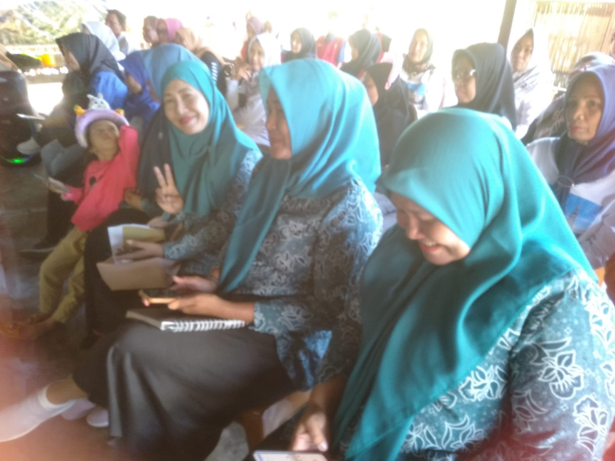 Sosialisasi Percepatan Eliminasi TBC yang dihadiri oleh Camat Bacukiki Barat, Lurah, BABINSA, BABINKAMTIBMAS, Ketua TP. PKK, Kader Posyandu, Kader Kamp. KB "Geddongnge", Mahasiswa KKN Tematik UNHAS dan warga sekitar RW 02