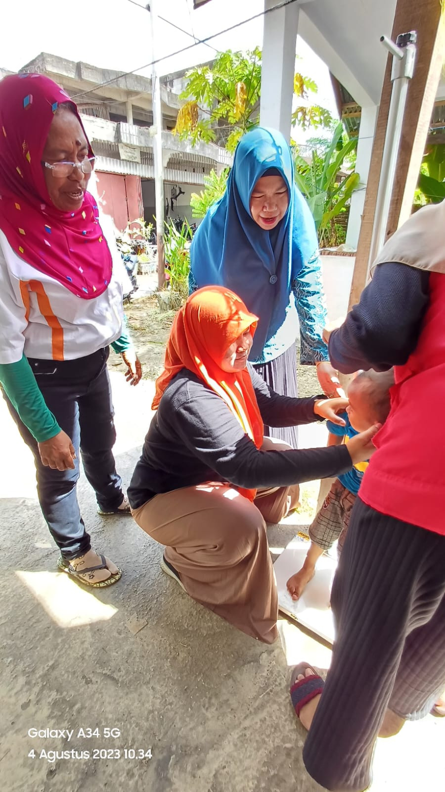 Pelaksanaan Posyandu di Cenderawasih 6 dihadiri oleh Tenaga Kesehatan Puskesmas Lumpue, Kader Posyandu, dan Pengurus Kamp. KB "Geddongnge" serta Mahasiswa KKN Tematik UNHAS