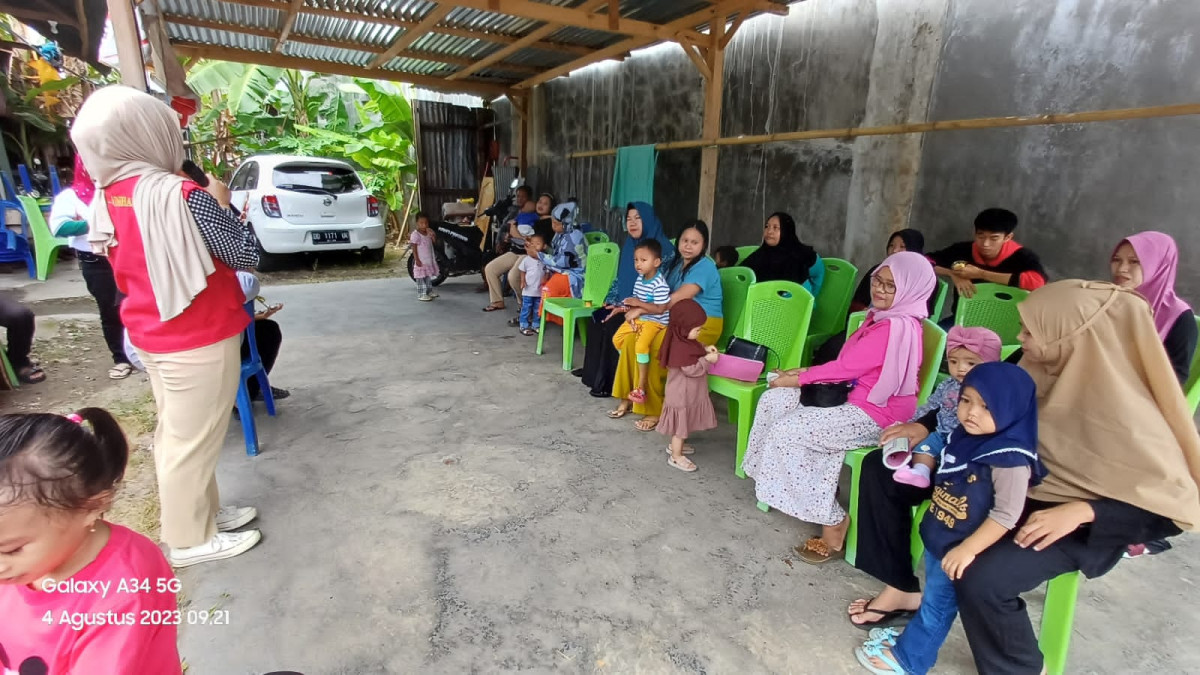 Pelaksanaan Posyandu di Cenderawasih 6 dihadiri oleh Tenaga Kesehatan Puskesmas Lumpue, Kader Posyandu, dan Pengurus Kamp. KB "Geddongnge" serta Mahasiswa KKN Tematik UNHAS