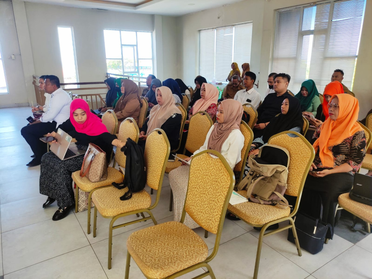 Mengikuti Workshop terkait Fasilitasi dan Pembinaan Kamp. di Jln. Jend. Sudirman yang dihadiri oleh Kabid Perencanaan BKKBN Prov. Sul-Sel, Kadis BKKBN kota Parepare, Kabid Perencanaan BKKBN Parepare, serta para pengurus Kamp. KB se-kota Parepare