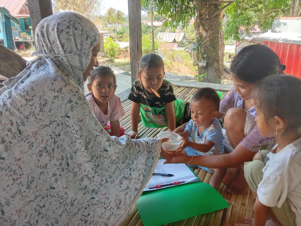 Melaksanakan DASHAT kepada Bumil KEK dan Baduta/Balita Berisiko & Stunting di Wilayah RW 2 oleh Kader Posyandu Cenderawasih 3, OPD KB Cappa Galung, Pengurus Kamp. KB "Geddongnge"