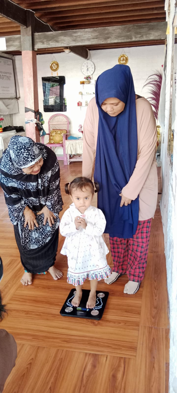 Melaksanakan DASHAT kepada Bumil KEK dan Baduta/Balita Berisiko & Stunting di Wilayah RT 03 RW 03 oleh Kader Posyandu Cenderawasih 5, TP. PKK Cappa Galung, OP