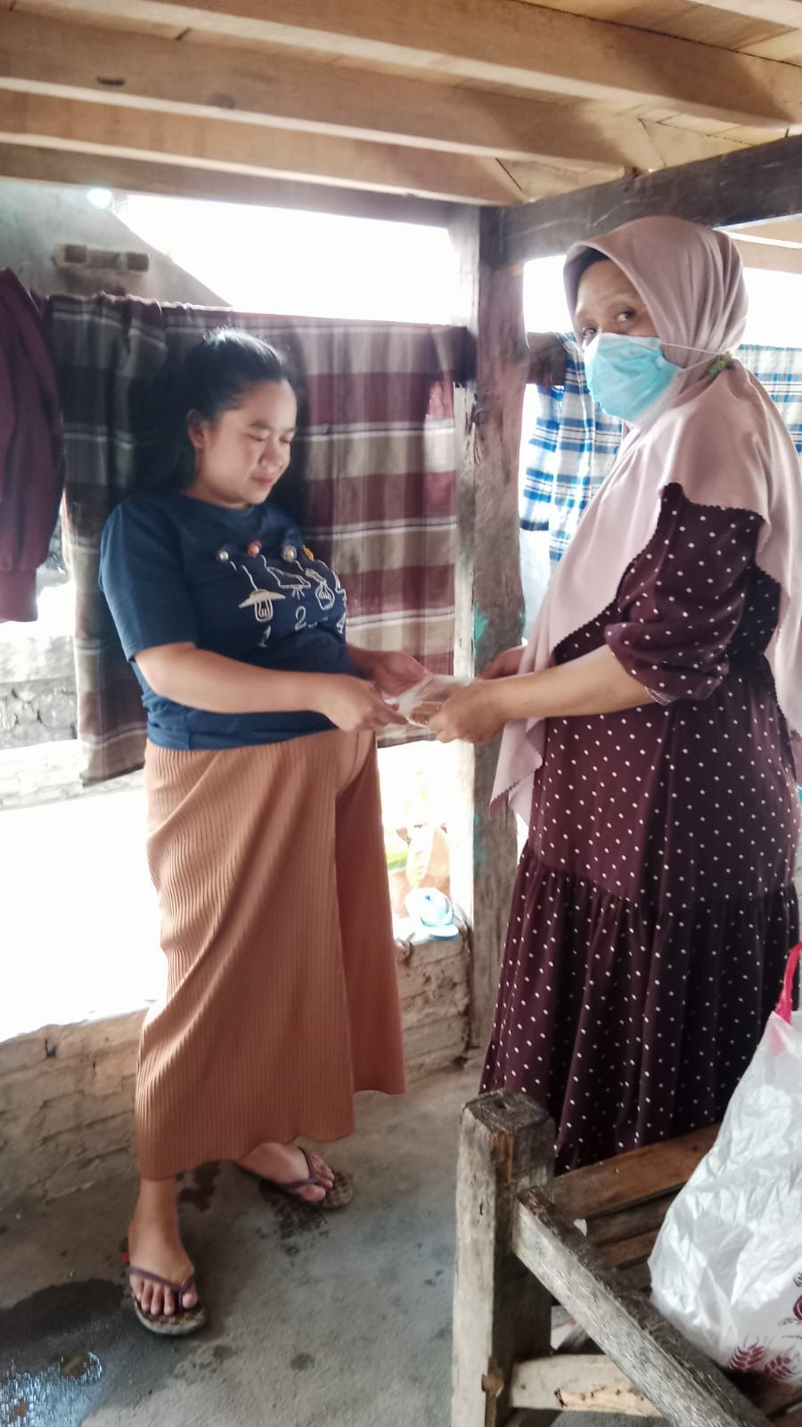 Melaksanakan DASHAT kepada Bumil KEK dan Baduta/Balita Berisiko & Stunting di Wilayah RT 03 RW 03 oleh Kader Posyandu Cenderawasih 5, TP. PKK Cappa Galung, OPD KB Cappa Galung, Pengurus Kamp. KB "Geddongnge"