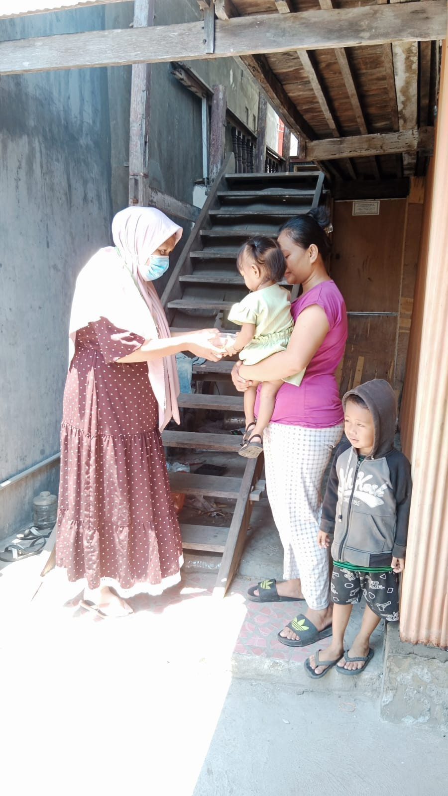 Melaksanakan DASHAT kepada Bumil KEK dan Baduta/Balita Berisiko & Stunting di Wilayah RT 03 RW 03 oleh Kader Posyandu Cenderawasih 5, TP. PKK Cappa Galung, OPD KB Cappa Galung, Pengurus Kamp. KB "Geddongnge"