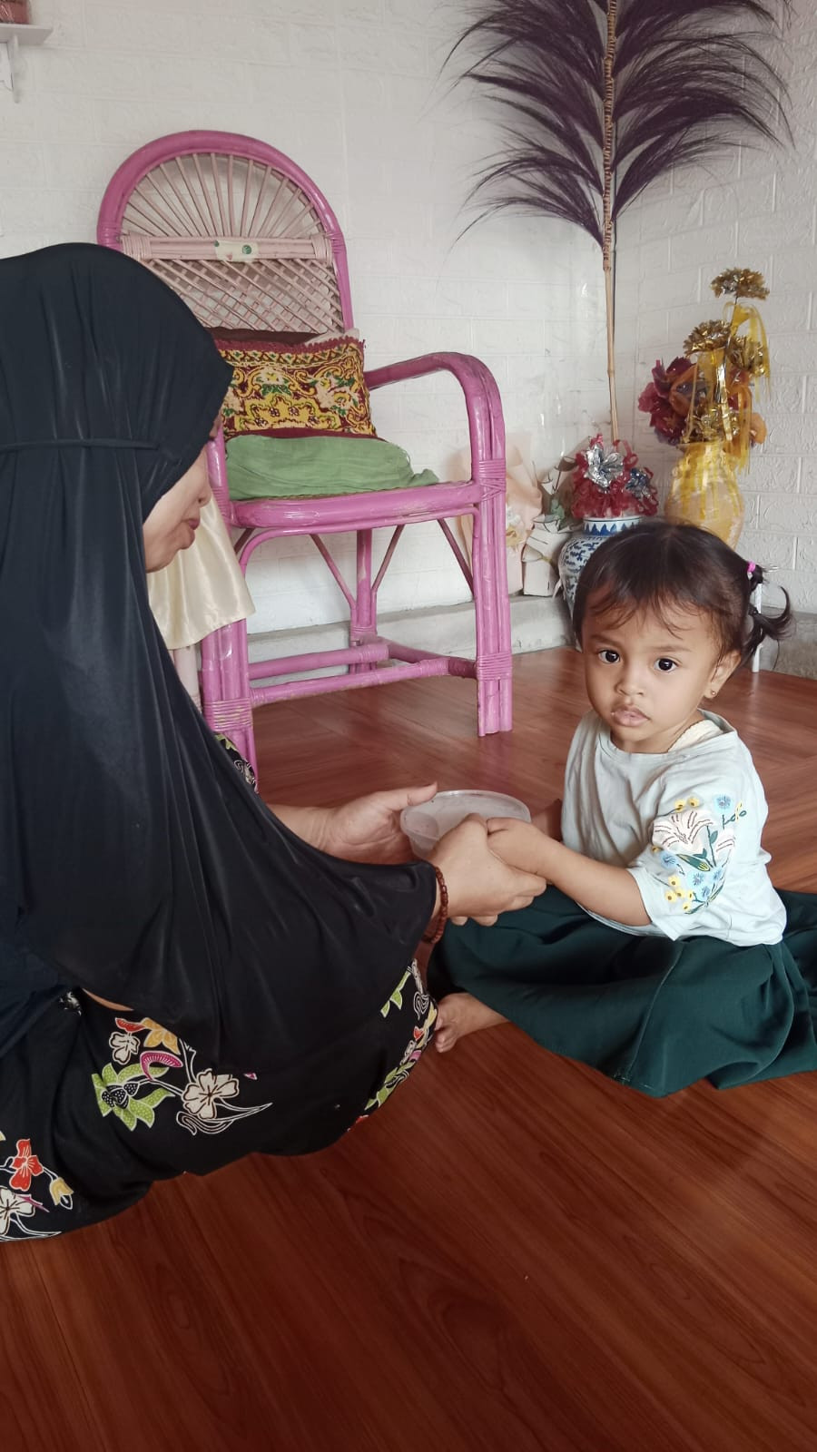 Melaksanakan DASHAT kepada Bumil KEK dan Baduta/Balita Berisiko & Stunting di Wilayah RT 03 RW 03 oleh Kader Posyandu Cenderawasih 5, TP. PKK Cappa Galung, OPD KB Cappa Galung, Pengurus Kamp. KB "Geddongnge"