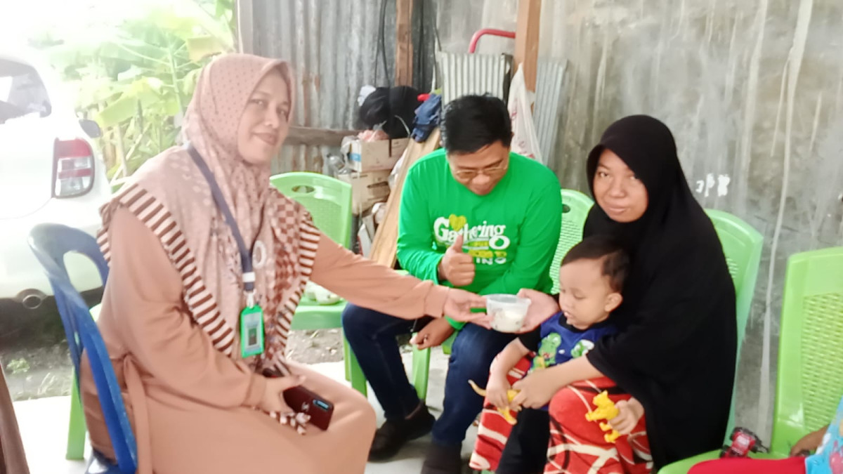 Melaksanakan DASHAT kepada Bumil KEK dan Baduta/Balita Berisiko & Stunting di Wilayah RT 01 RW 05 oleh Kader Posyandu Cenderawasih 6, TP. PKK Cappa Galung, OPD KB Cappa Galung, Pengurus Kamp. KB "Geddongnge"