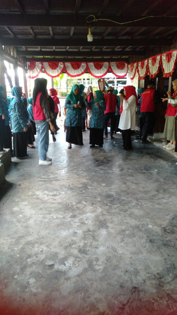 Melaksanakan Lomba HUT RI ke-78 yang dilaksanakan oleh TP. PKK Cappa Galung,  pihak kelurahan, dan Pengurus Kamp. KB "Geddongnge"