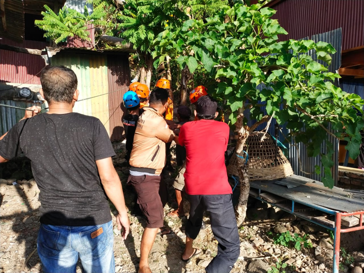 Monitoring Rumah Keluarga Terdampak Musibah Pohon Tumbang yang dilakukan oleh BPBD kota Parepare bersama Ketua RT 01 RW 05, Pengurus Kamp. KB "Geddongnge"