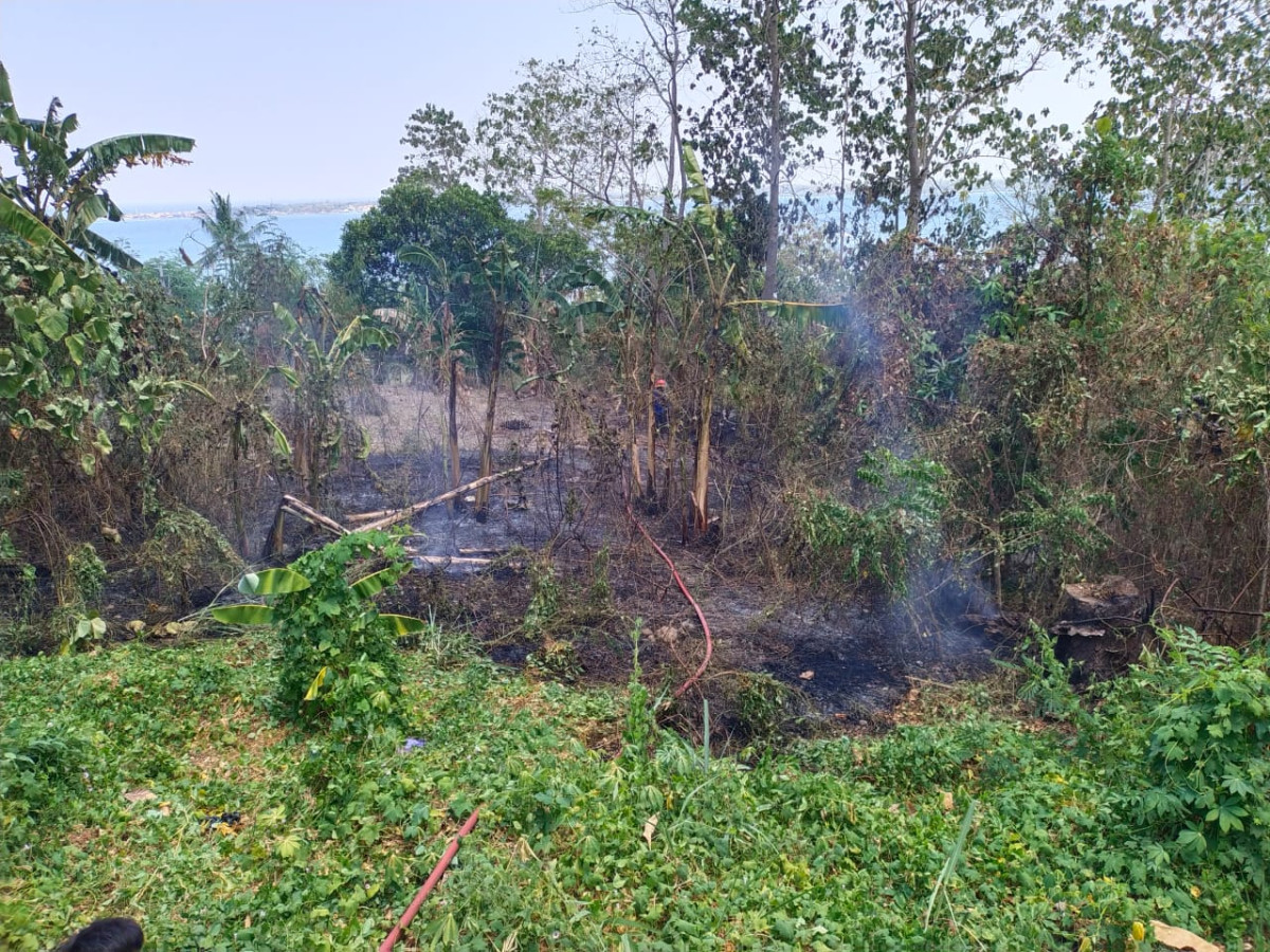 Penanganan Musibah Kebakaran di Jln. Jend. Sudirman Belakang SMA Neg. 2 Parepare oleh Tim BNPB, Kelurahan Tangguh, beserta Kader Kamp. KB "Geddongnge"