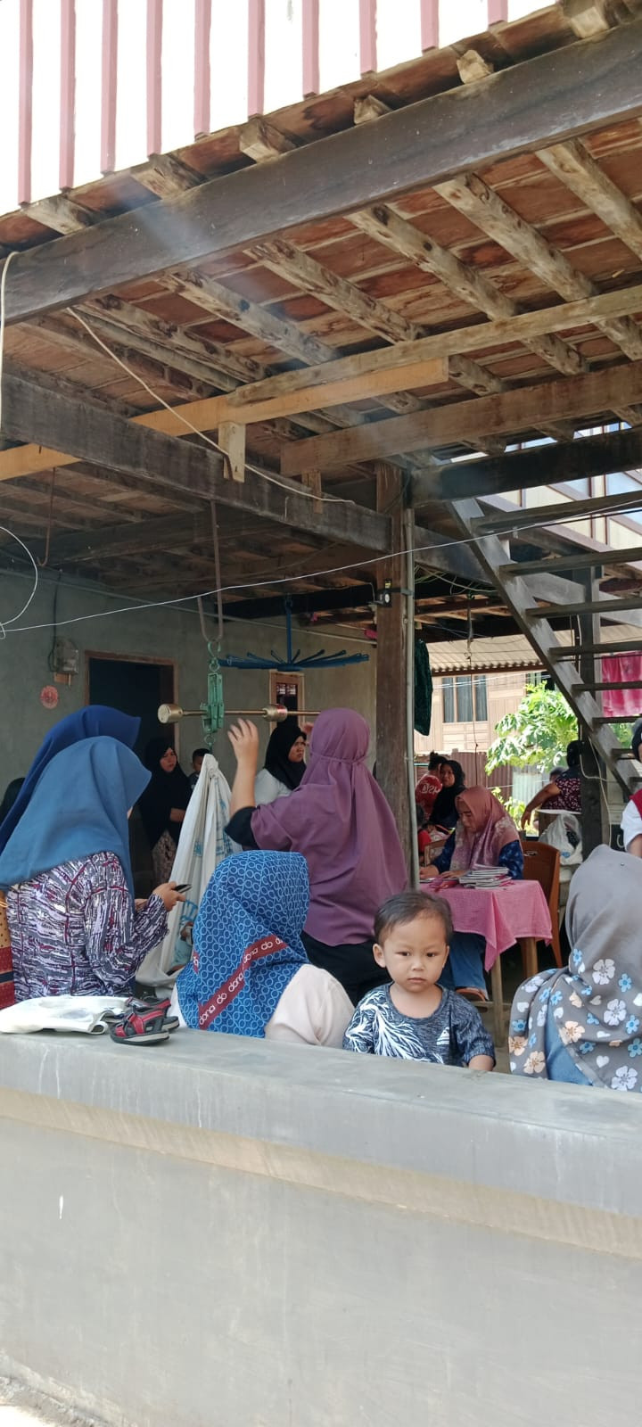 Pelaksanaan Posyandu di Cenderawasih 1&2 dihadiri oleh Tenaga Kesehatan Puskesmas Lumpue, Kader Posyandu, dan Pengurus