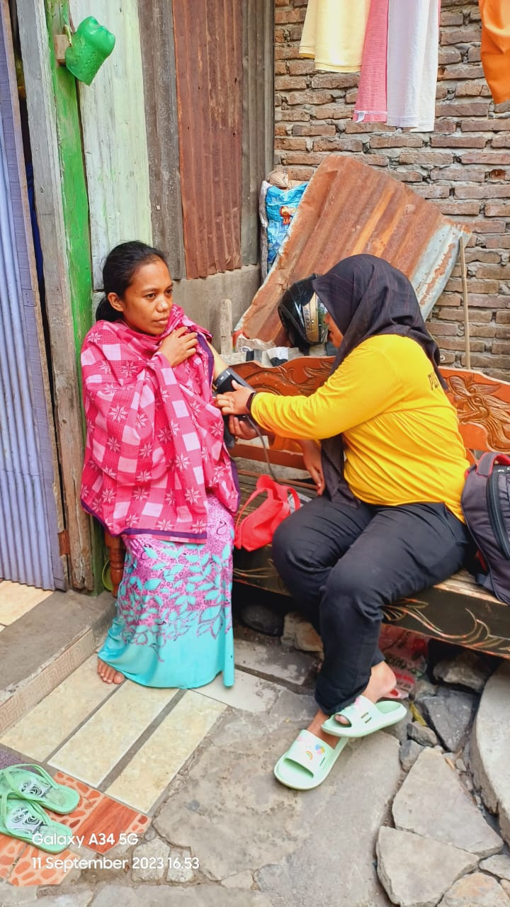 Kunjungan Ibu Hamil khususnya Ibu Hamil KEK oleh Bidan Kelurahan Cappa Galung bersama dengan Pengurus Kamp. KB "Geddongnge"