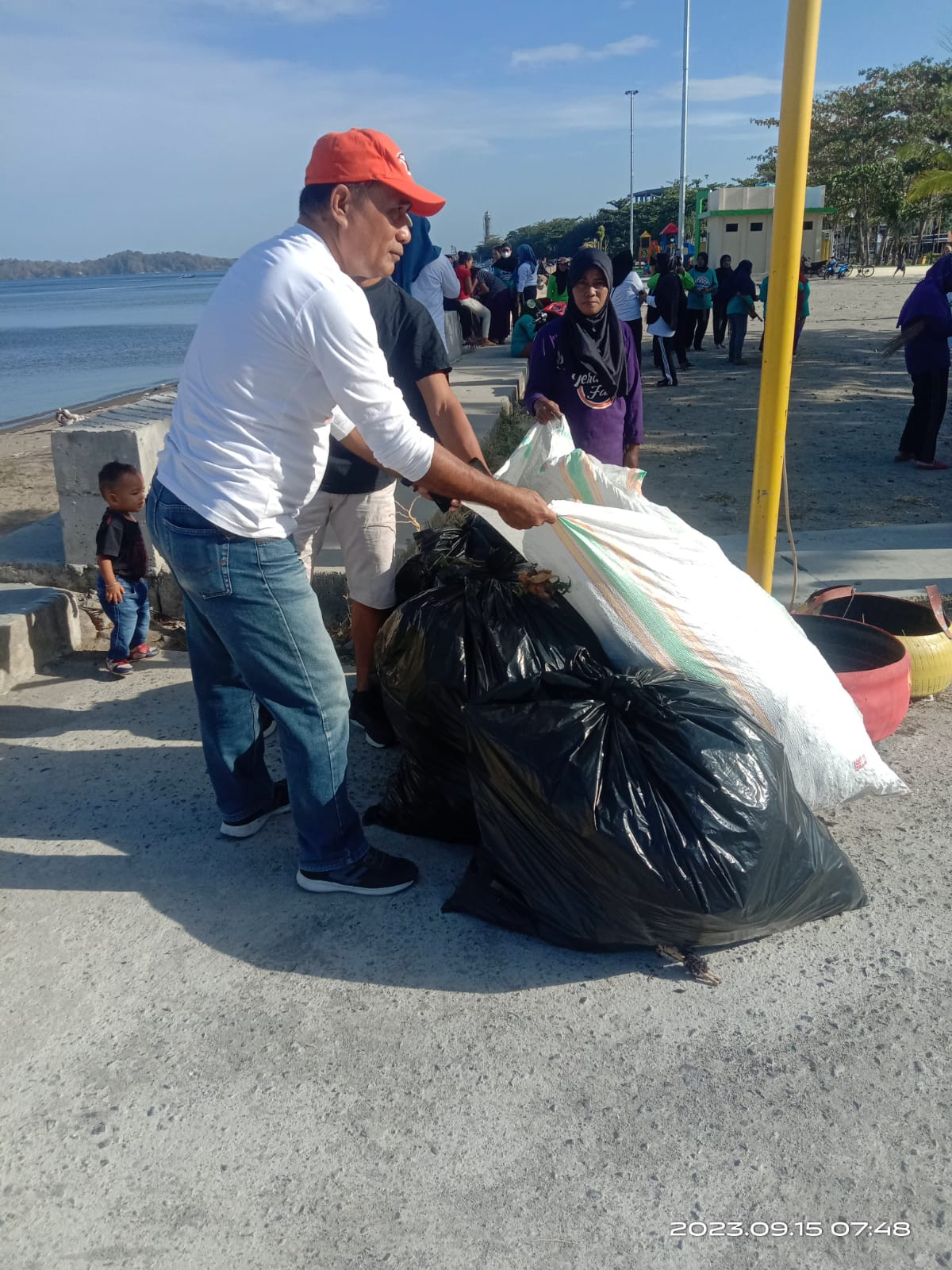 Melaksanakan Kegiatan Kerja Bakti