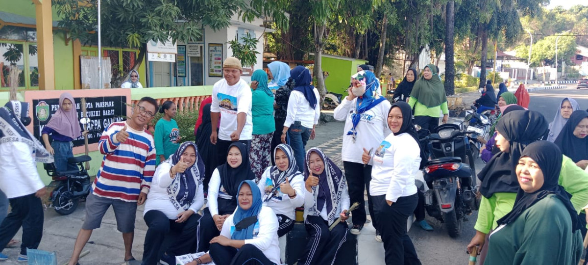 Melaksanakan Kerja Bakti oleh Lurah Cappa Galung, TP PKK, Anggota PKH, Kader Kamp. KB "Geddongnge" di Jln. Mattirotasi RT 01 RW 04